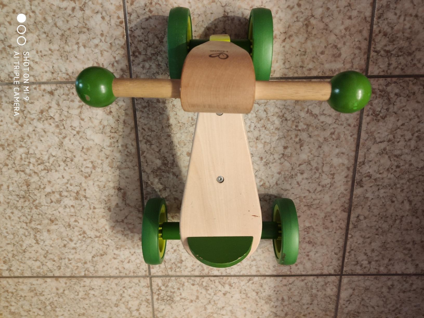 Hape Scooter 4 Ruote Cavalcabile in Legno Senza Pedali 12 Mesi