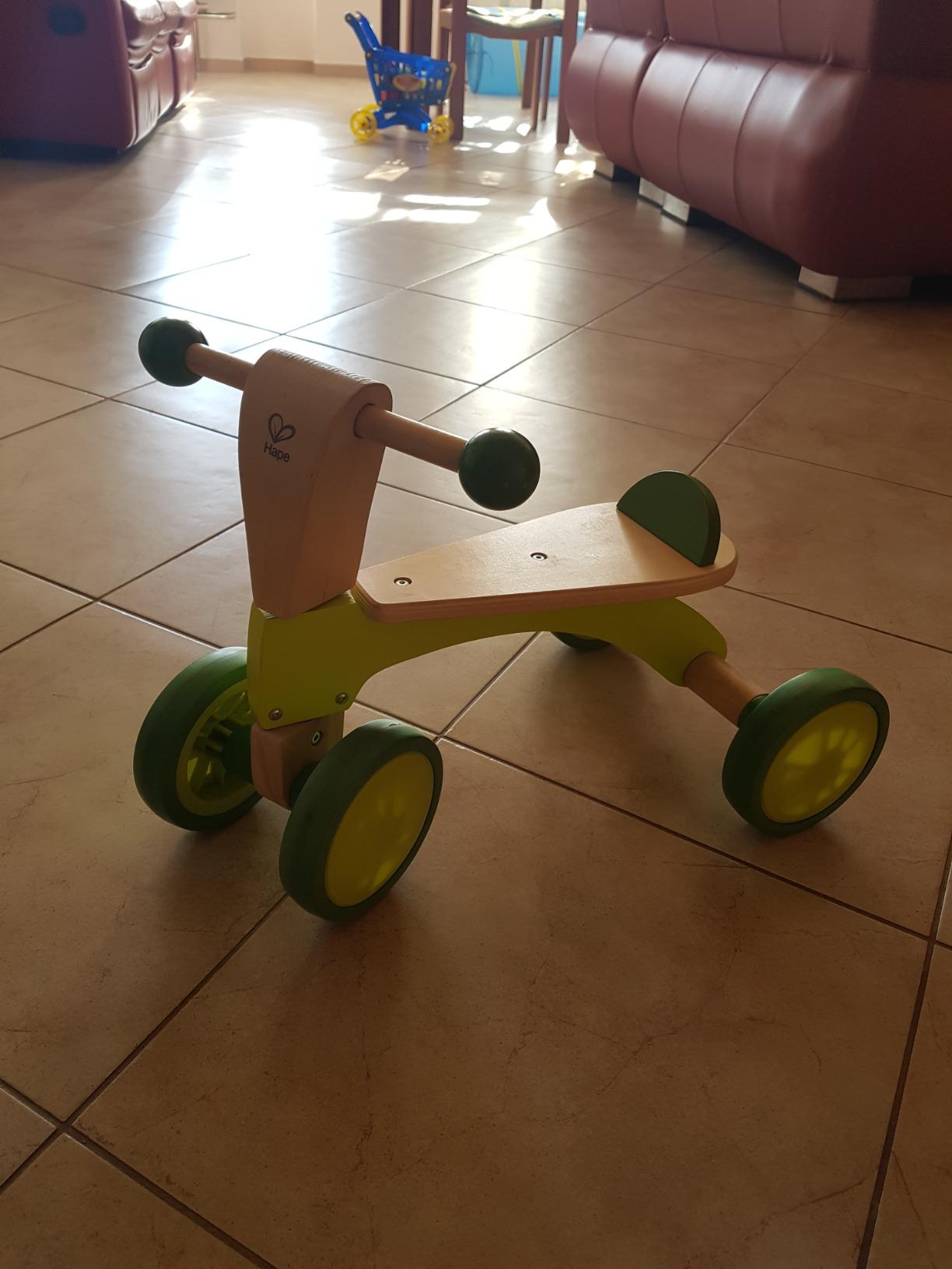 Hape Scooter 4 Ruote Cavalcabile in Legno Senza Pedali 12 Mesi