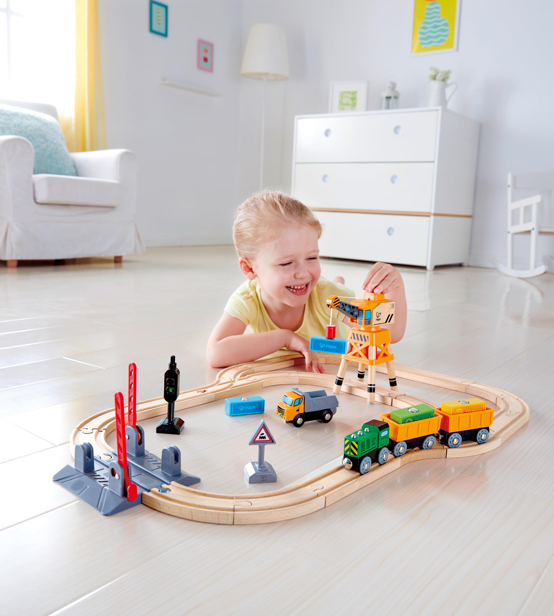 Hape Pista Trenino Legno 32 Pezzi con Gru e Passaggio a Livello