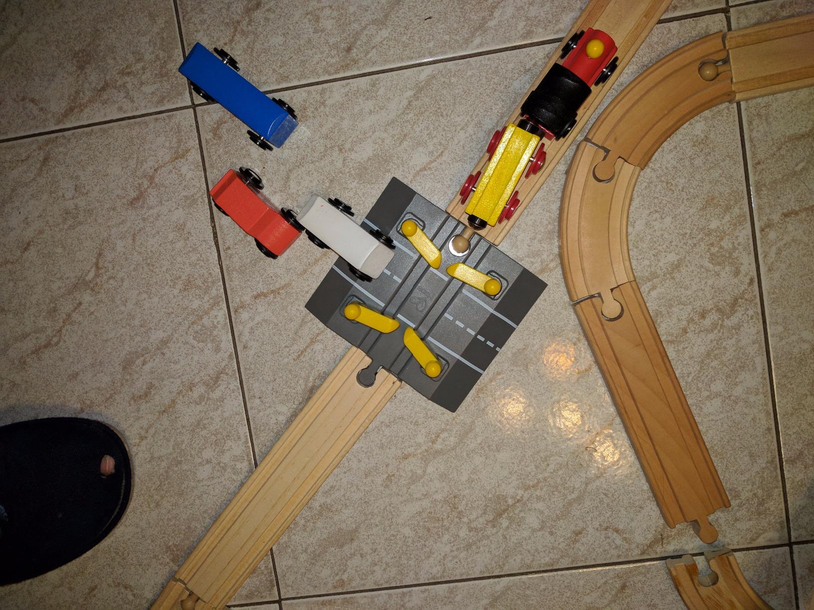 Hape Passaggio a Livello Automatico per trenini