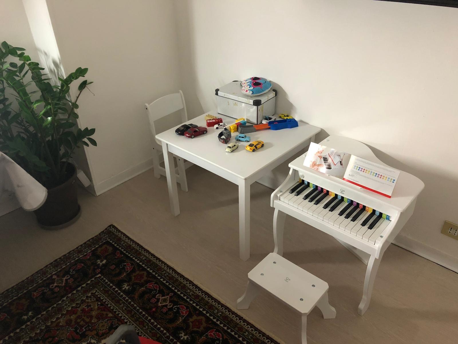 Hape Deluxe Pianoforte Bianco 30 Tasti con Sgabello 3 Anni