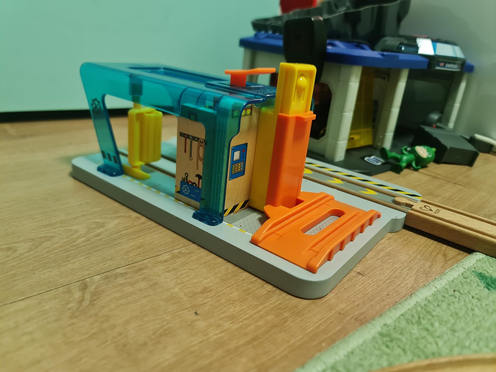 Hape Railway Stazione Autolavaggio e Officina garage legno