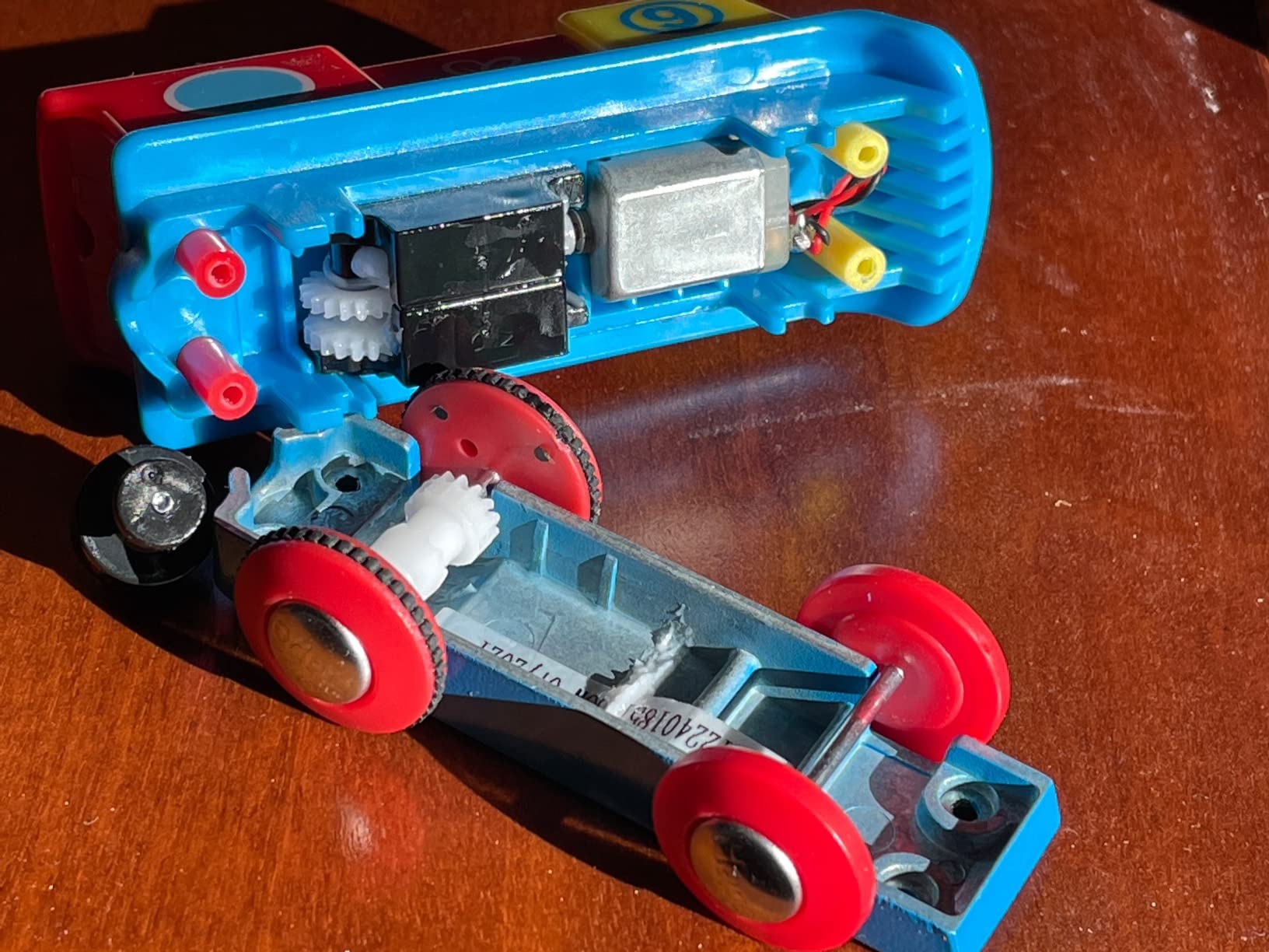 Hape E3820 Piccola Locomotiva a Batteria con Pulsante