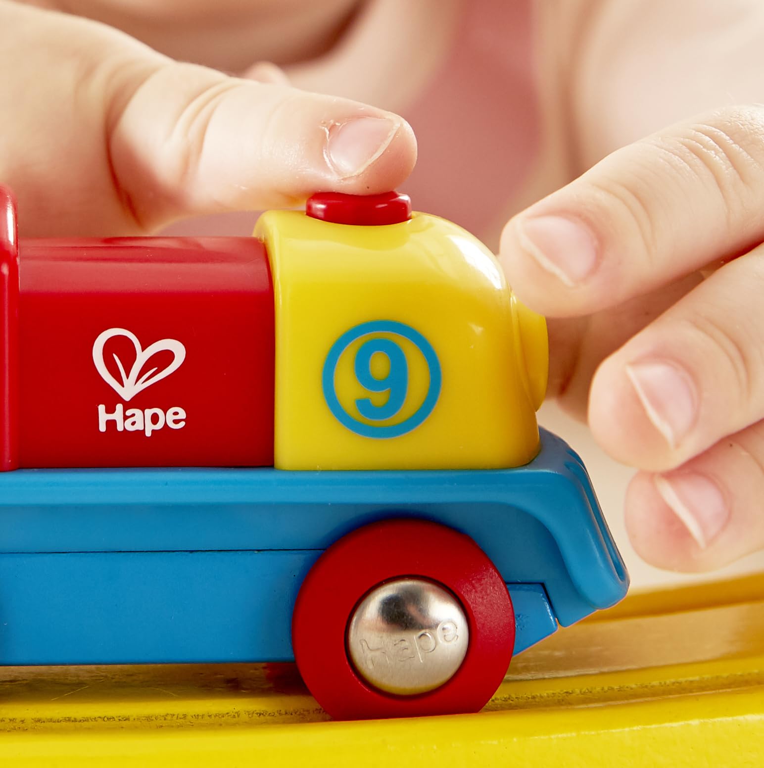 Hape E3820 Piccola Locomotiva a Batteria con Pulsante