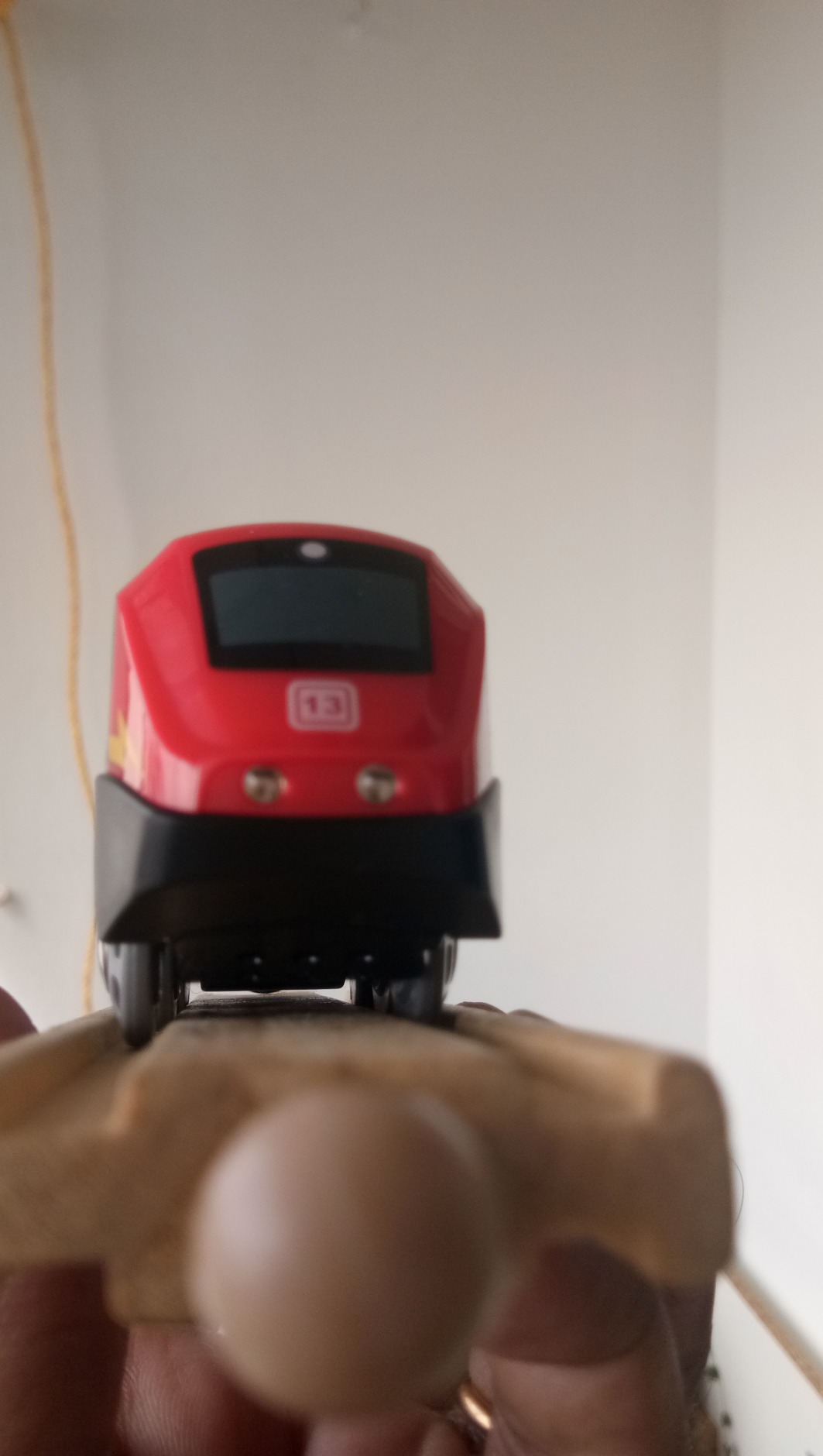 Hape treno a dinamo rosso giocattolo in legno