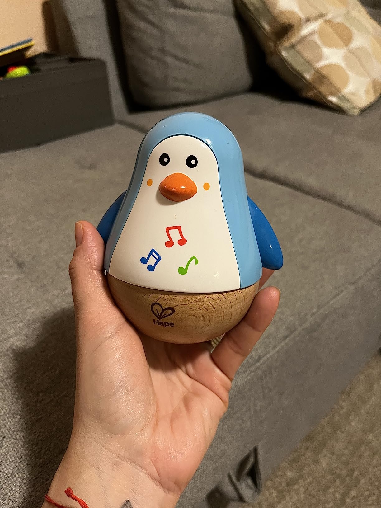 Hape Pinguino Musicale Oscillante Gioco in Legno 6 Mesi